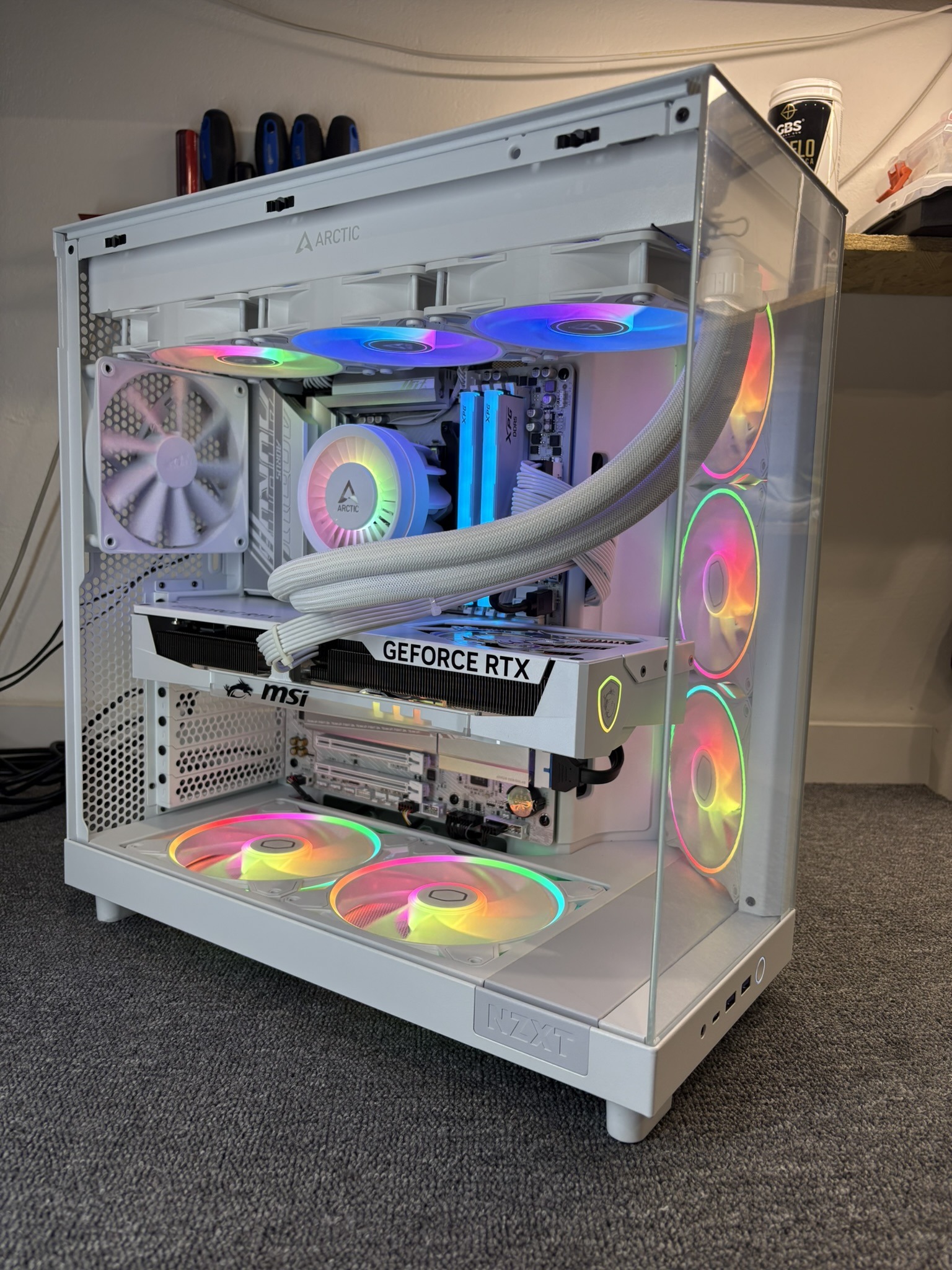 Tak, ma mieć sporo oświetlenia